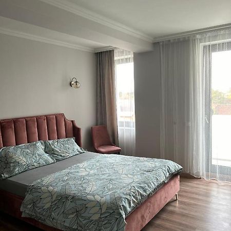Becca'S Downtown Apartment With Private Parking Oradea Zewnętrze zdjęcie