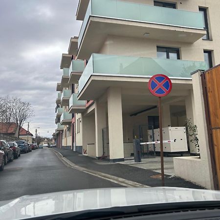 Becca'S Downtown Apartment With Private Parking Oradea Zewnętrze zdjęcie