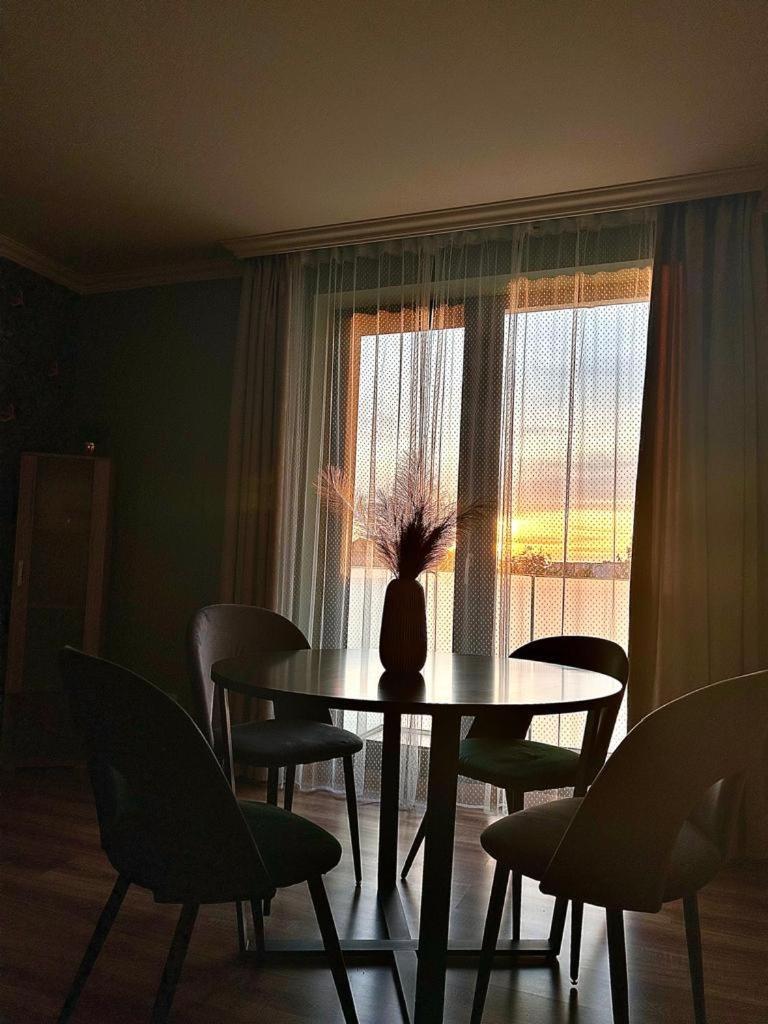 Becca'S Downtown Apartment With Private Parking Oradea Zewnętrze zdjęcie