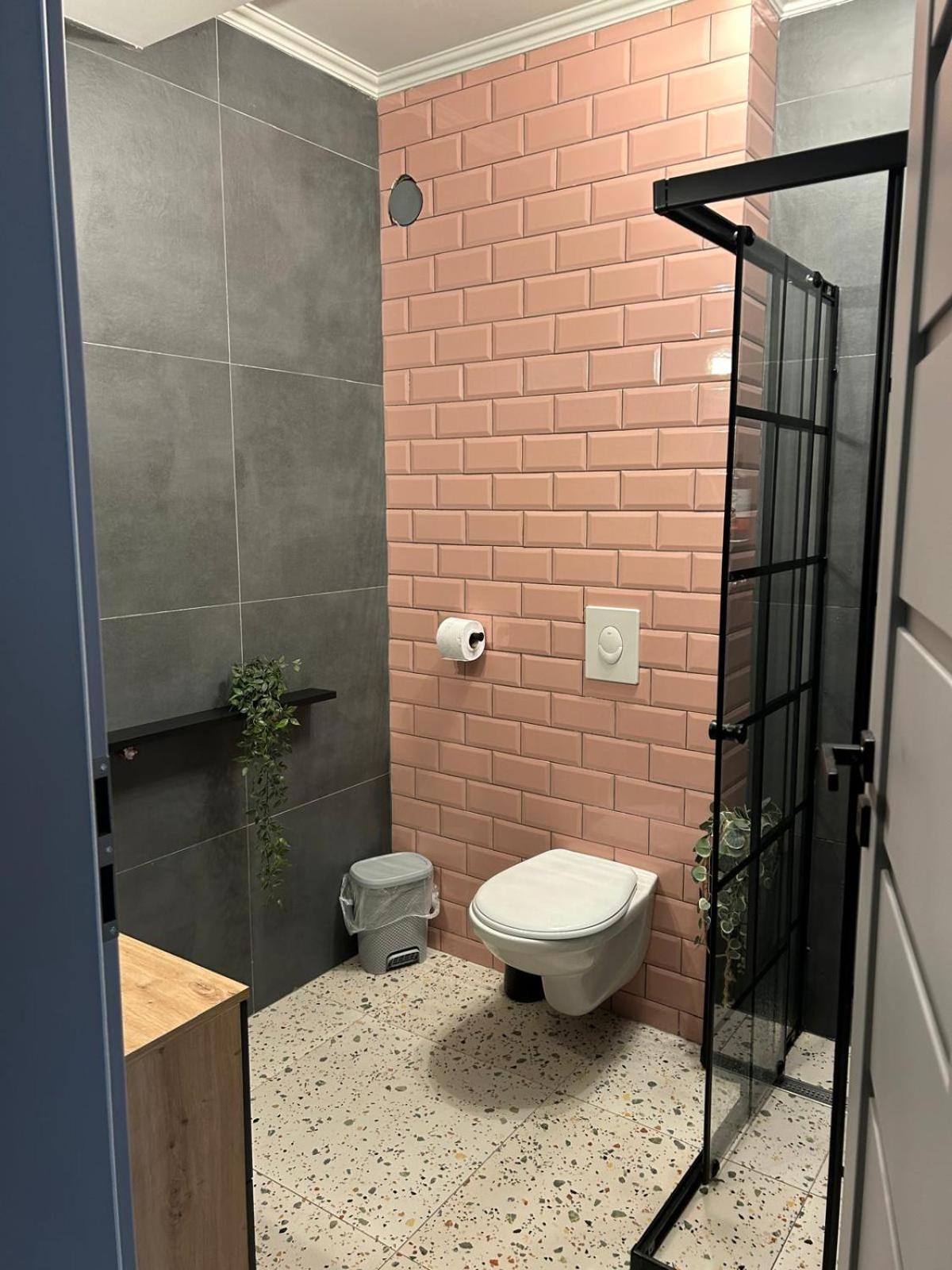 Becca'S Downtown Apartment With Private Parking Oradea Zewnętrze zdjęcie