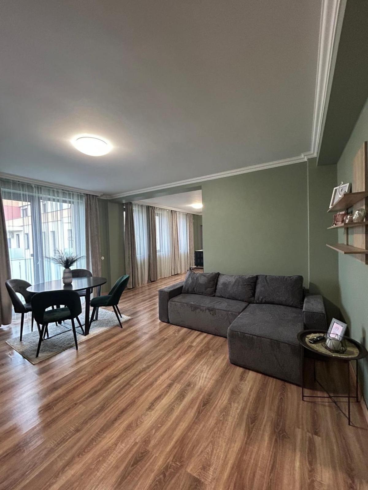 Becca'S Downtown Apartment With Private Parking Oradea Zewnętrze zdjęcie